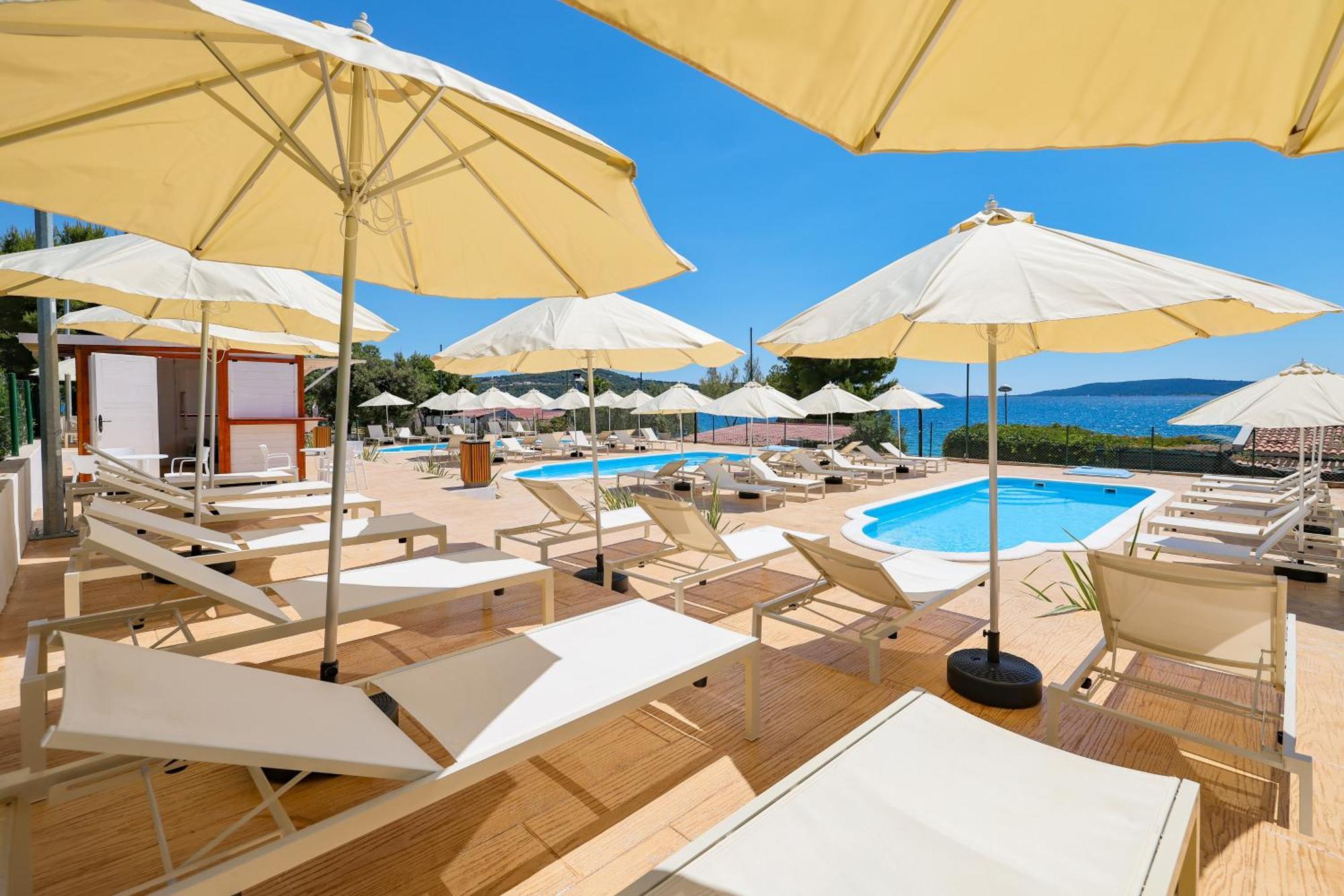 Apartments Medena Budget Trogir Bagian luar foto